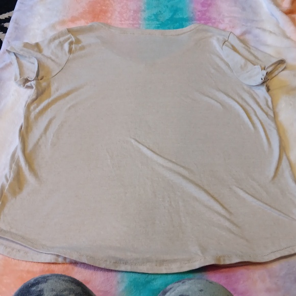 5/$10 Women's Everyday Tee Size Medium - Picture 7 of 7